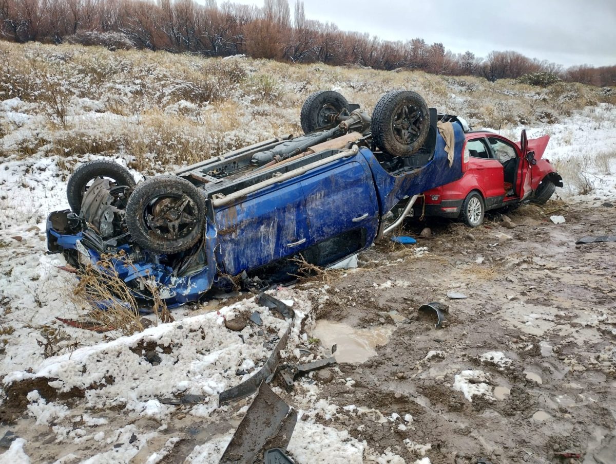 La nieve, y en algunos casos la impericia, favorecieron los accidentes de tránsito este sábado. Foto: Defensa Civil. 