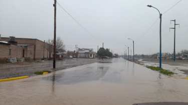 Por las lluvias, medio centenar de familias de Roca fueron asistidas: vigilan la crecida del río