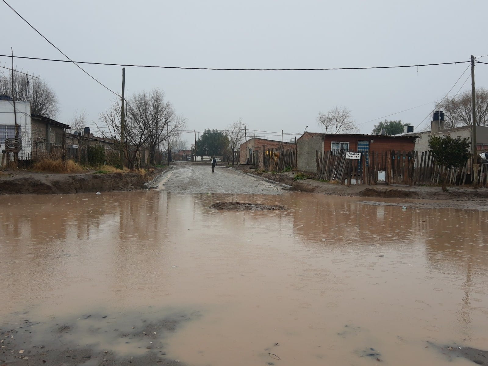 Por la lluvia se formaron grandes lagunas en los barrios de Roca. Foto gentileza