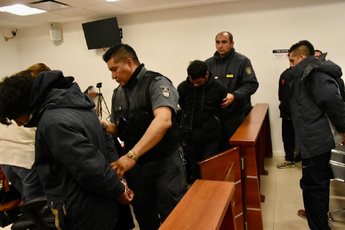 Los cinco detenidos por el intento de robo en un supermercado de La Anónima se enfrentaron a la acusación de la fiscalía este lunes. (Foto Matías Subat)