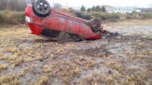 Ruta 22: perdió el control por un socavón de agua y terminó volcando en Godoy