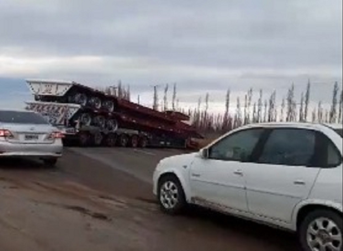 El camión impidió el tránsito en ambos carriles de la Ruta 151. Foto: Gentileza.