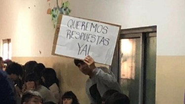 Estudiantes realizaron una sentada en un colegio de Cipolletti para reclamar por mejoras edilicias