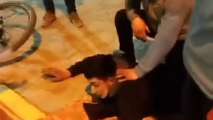 Asaltaron a un repartidor y sus compañeros atraparon a uno de los jóvenes que le robó, en Cipolletti