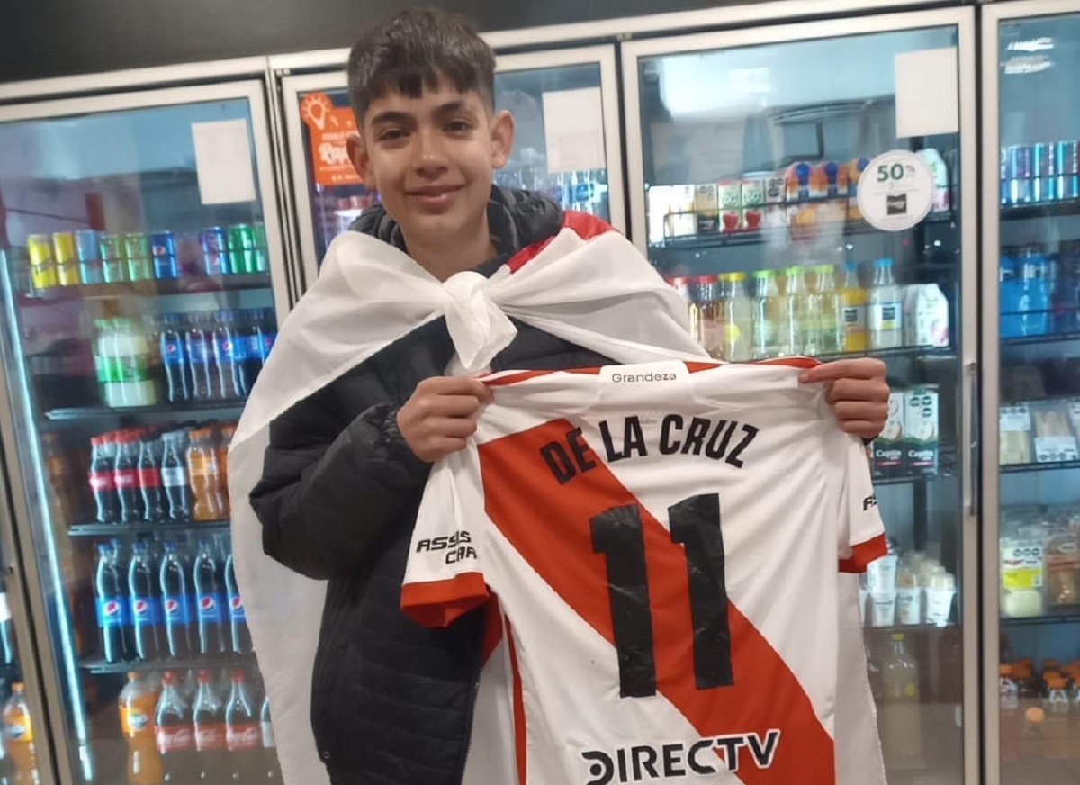 Matías Luna recibió este domingo la camiseta de Nicolás De La Cruz. Foto: Gentileza.
