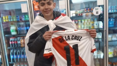 Matías Luna recibió este domingo la camiseta de Nicolás De La Cruz. Foto: Gentileza.