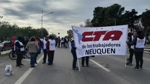 Trabajadores de SIAP reclamaron por despidos y el pago del plus en la Ruta 22 de Neuquén