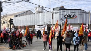 Video: Cerámica Neuquén se manifestó en CALF por la restitución del servicio