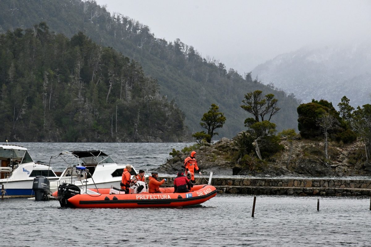 Antes del mediodía movilizaron  embarcaciones de Prefectura Naval en la Bahía López del lago Nahuel Huapi en las tareas de búsqueda de Damiana. Foto: Chino Leiva