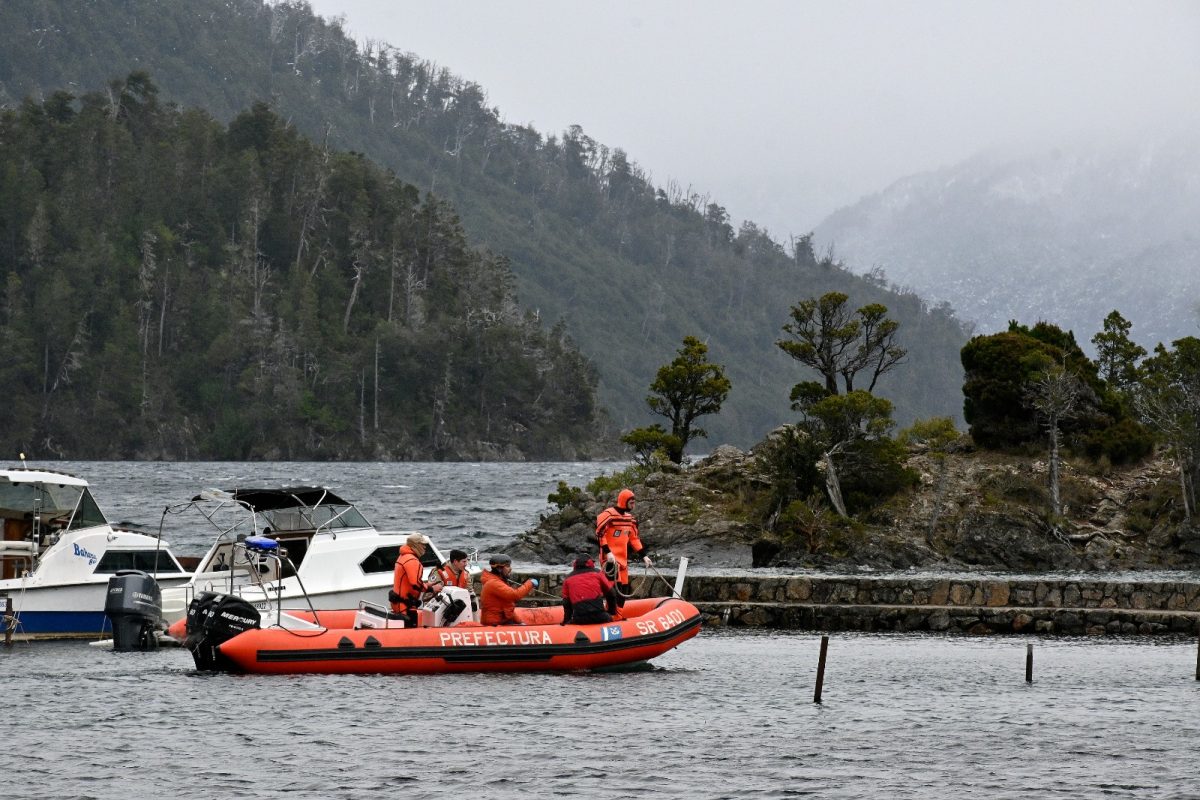 Antes del mediodía movilizaron embarcaciones de Prefectura Naval en la Bahía López del lago Nahuel Huapi en las tareas de búsqueda de Damiana. Foto: Chino Leiva