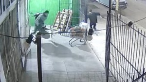 Intentaron robar una moto y el dueño los corrió en Cipolletti