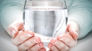 Los cinco beneficios (inmediatos) de tomar agua todos los días
