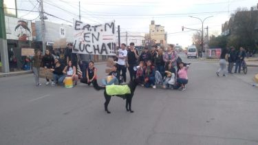 Estudiantes de la Escuela de Auxiliares Técnicos de la Medicina llevaron a cabo un corte sobre calle Sarmiento. Foto: Gentileza