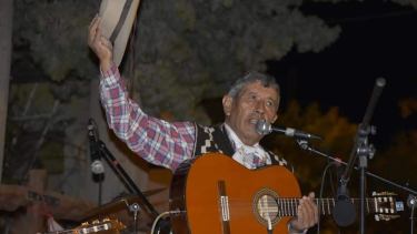 Recién después de los 40 años llegó el primer disco para Atilio Alarcón. Hoy los 71 lo encuentran más sabio, con cinco producciones más. Foto: Facebook.