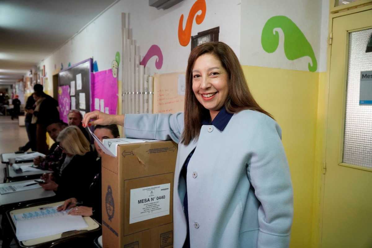 La gobernadora Arabela Carreras votó en la Escuela 321 de Bariloche. Foto: archivo