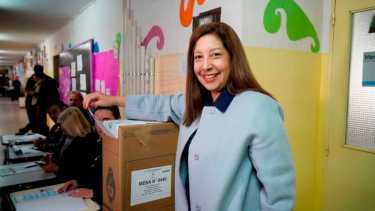 La gobernadora Arabela Carreras votó en la Escuela 321 de Bariloche. Foto: archivo