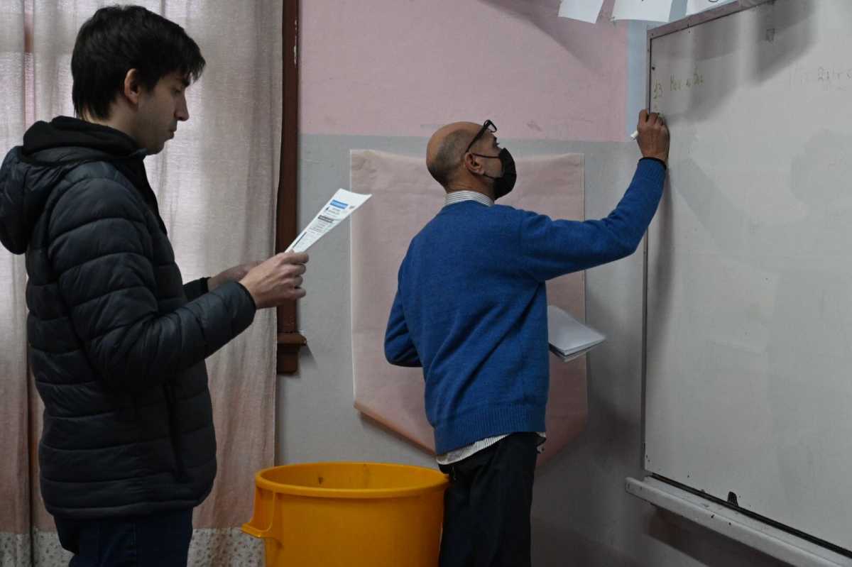 En Bariloche suman los votos de cada urna en las escuelas habilitadas para las PASO. Foto: Chino Leiva