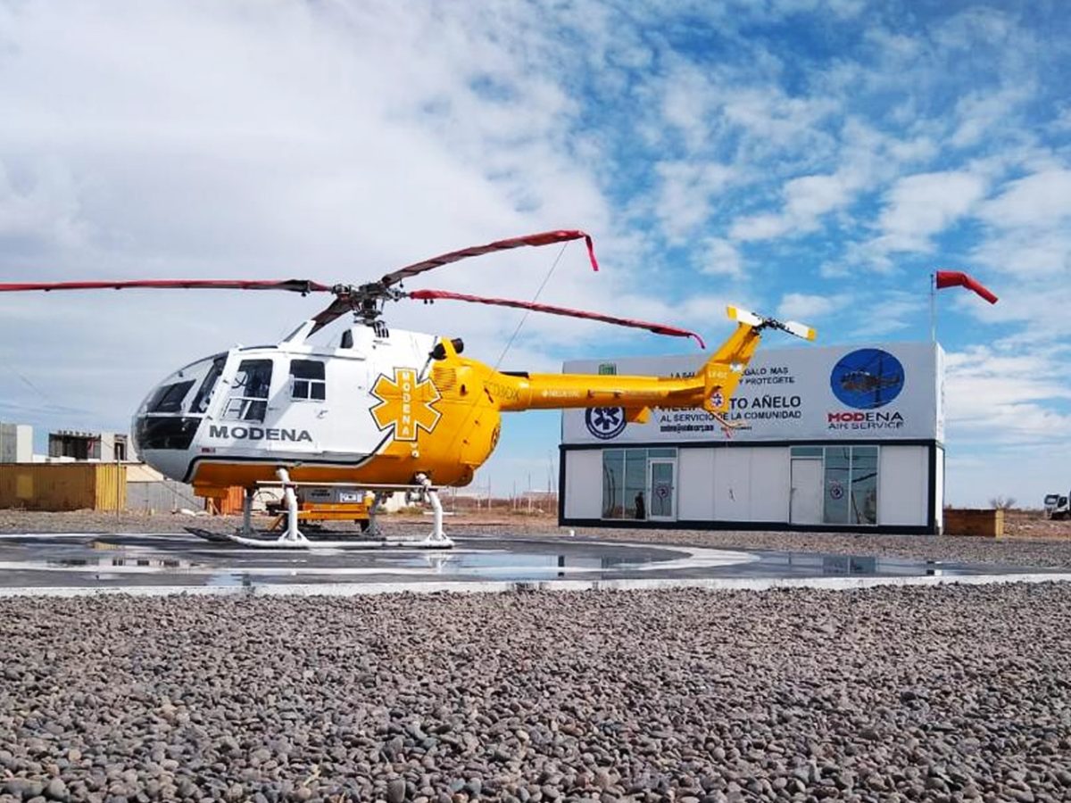 El helicóptero de la empresa Modena ya fue pintado de azul y empezará a trabajar para las petroleras el próximo lunes. 