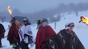 Cerro Batea Mahuida abierto hasta octubre: mirá la imperdible ceremonia mapuche en la nieve