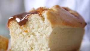 Budín de coco con salsa de dulce de leche