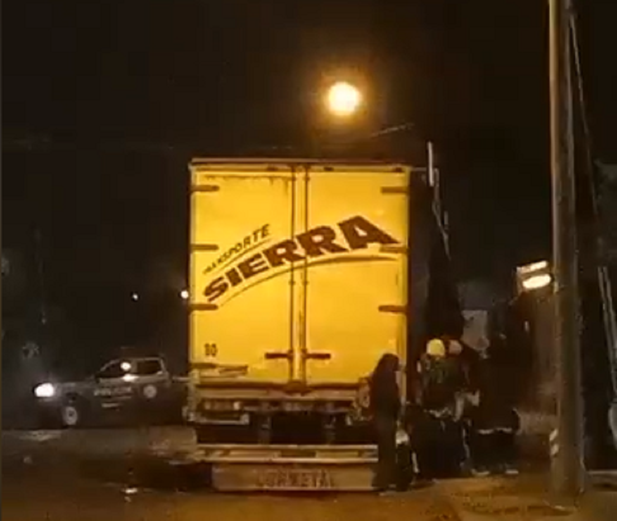 Un grupo de personas robó la mercadería de un camión que se encontraba estacionado en Bariloche. (Captura)