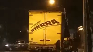 Video: robaron un camión afuera de un supermercado en Bariloche