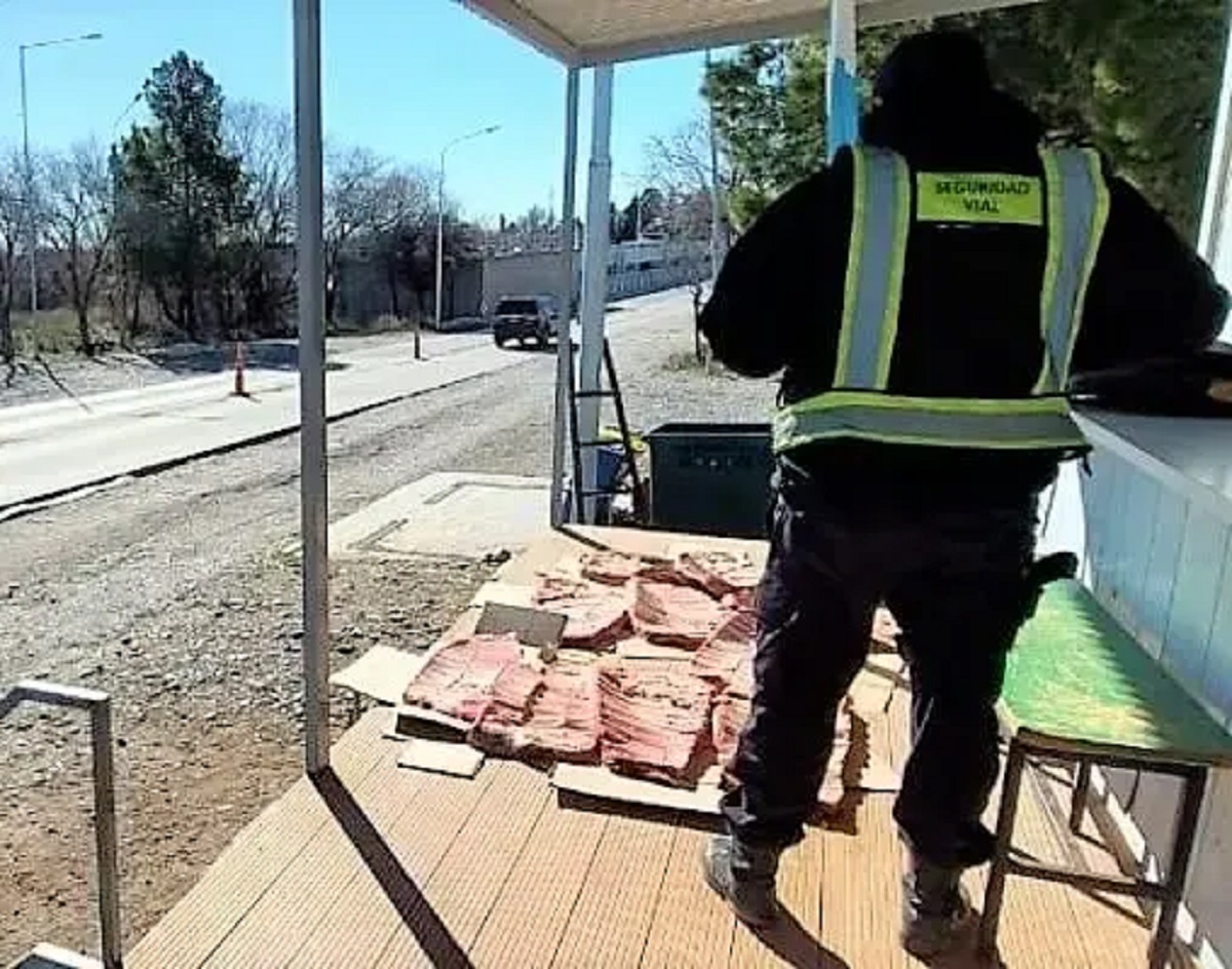Decomisaron 90 kilos de carne bovina en un colectivo que se dirigía a Neuquén. Foto: Gentileza.  

 
