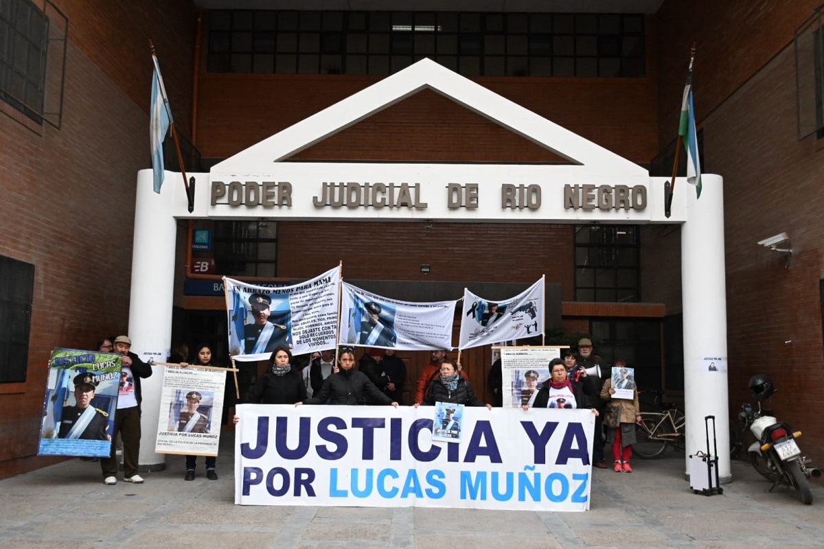 El reclamo se concentró frente a la sede central del Poder Judicial de Río Negro. Foto: Marcelo Ochoa.