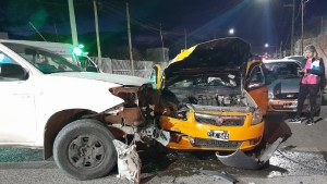 Fuerte choque en Neuquén deja dos heridos: hubo un taxi involucrado