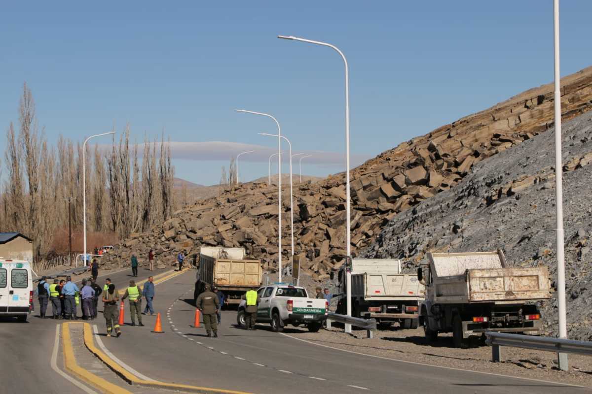 Continúan las tareas en la Ruta 43 en Chos Malal, tras el desmoronamiento del cerro de la Virgen. (Foto: Franco D'Avanzo).