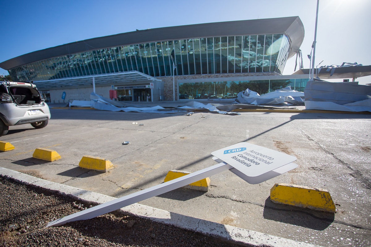 El aeropuerto de Comodoro Rivadavia fue afectado por el viento y debió suspender su funcionamiento. 