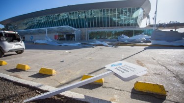 El aeropuerto de Comodoro Rivadavia fue afectado por el viento y debió suspender su funcionamiento. 