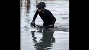 VIDEO: Un ciclista desafió el aumento del caudal en el río Limay en Neuquén y se hizo viral