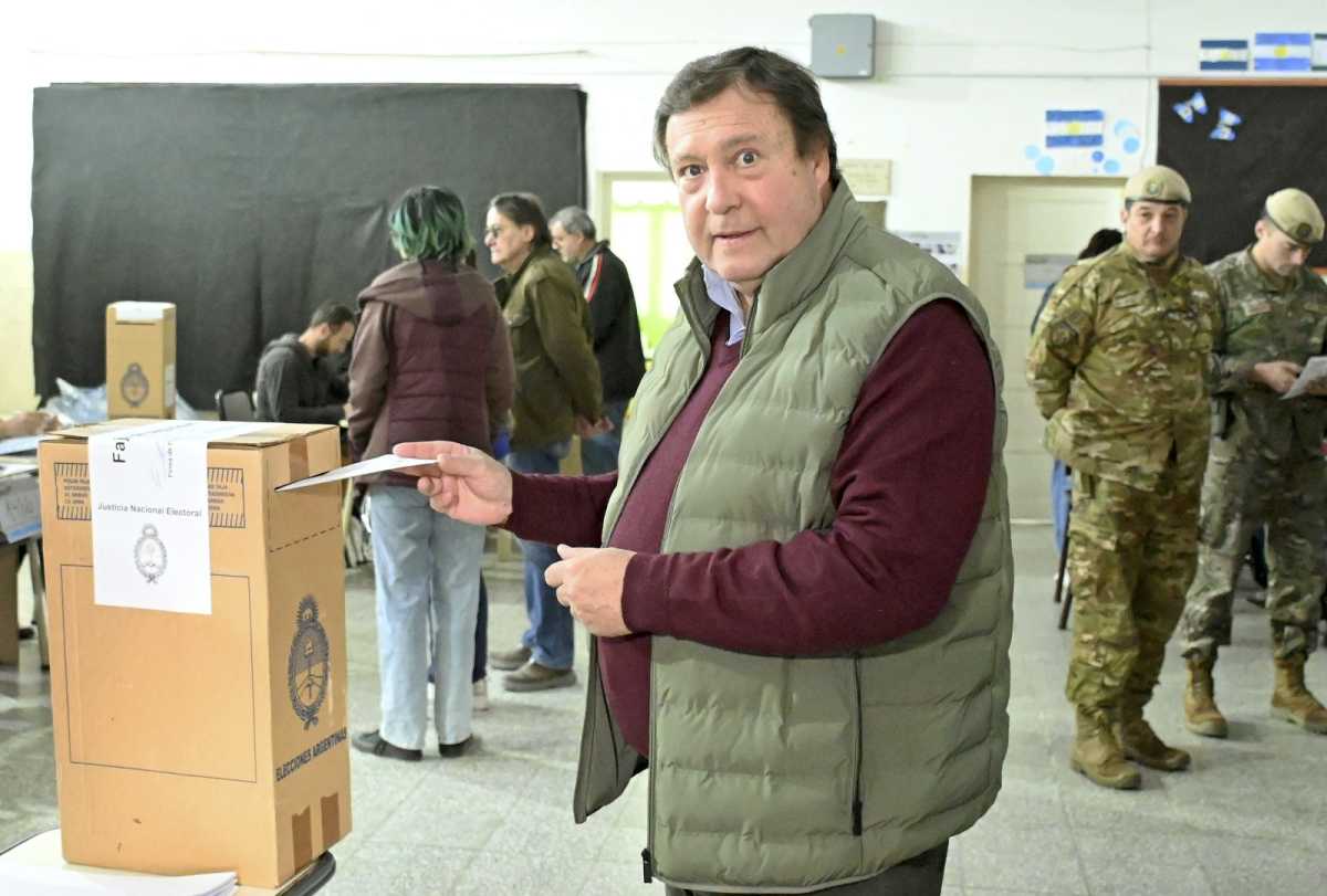 El gobernador electo, Alberto Weretilneck votó esta mañana en la escuela 165 de Cipolletti. Foto Florencia Salto