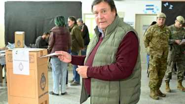 El gobernador electo, Alberto Weretilneck votó esta mañana en la escuela 165 de Cipolletti. Foto Florencia Salto