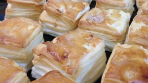 Criollos hojaldrados para el mate