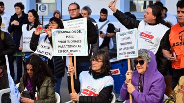 El acto se desarrolló frente a la sede central de la obra social en Viedma. Foto: Marcelo Ochoa.