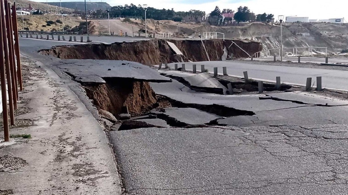 Así quedó el tramo donde cedió el pavimento en la Ruta 3 de Comodoro Rivadavia. Foto 
