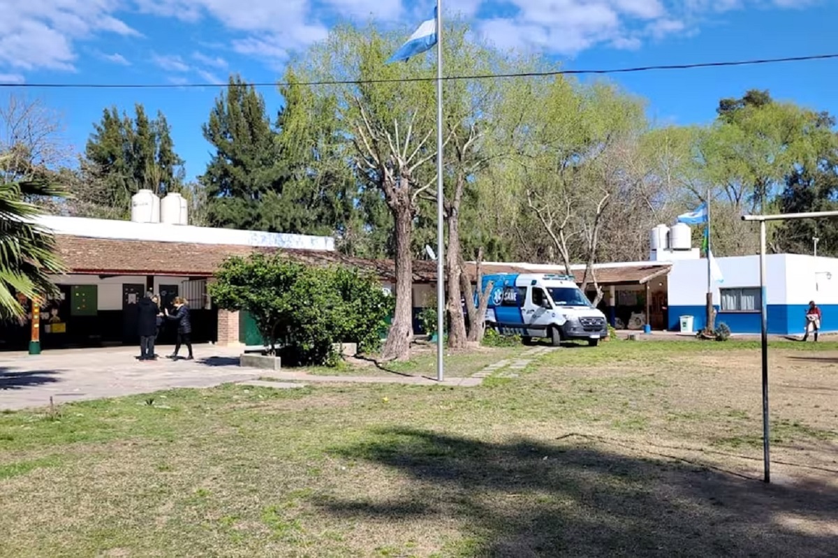 Un adolescente hirió con un machete a una maestra y a una compañera, en ...