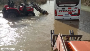 Crecida del río Manso: «Se pasa por la ruta provincial arriesgándolo todo»