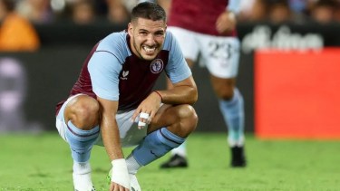 El delantero sufrió una grave lesión en un entrenamiento con el Aston Villa.