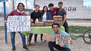 Venden huevos en Roca para pagar un viaje de estudio y que nadie se quede afuera