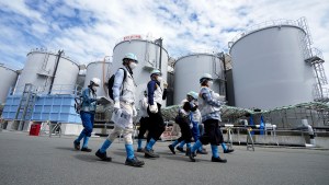 Japón vierte al mar aguas de la central nuclear de Fukushima en medio de la tensión con China