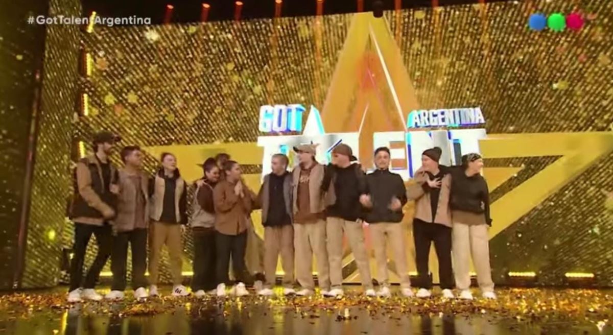 Emir Abdul dio el botón dorado a el grupo de baile Docta Dance, en Got Talent Argentina. Foto: Captura Telefé