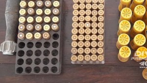 Tenía una granada y más de 100 cartuchos de armas de fuego en Añelo, la Policía lo busca