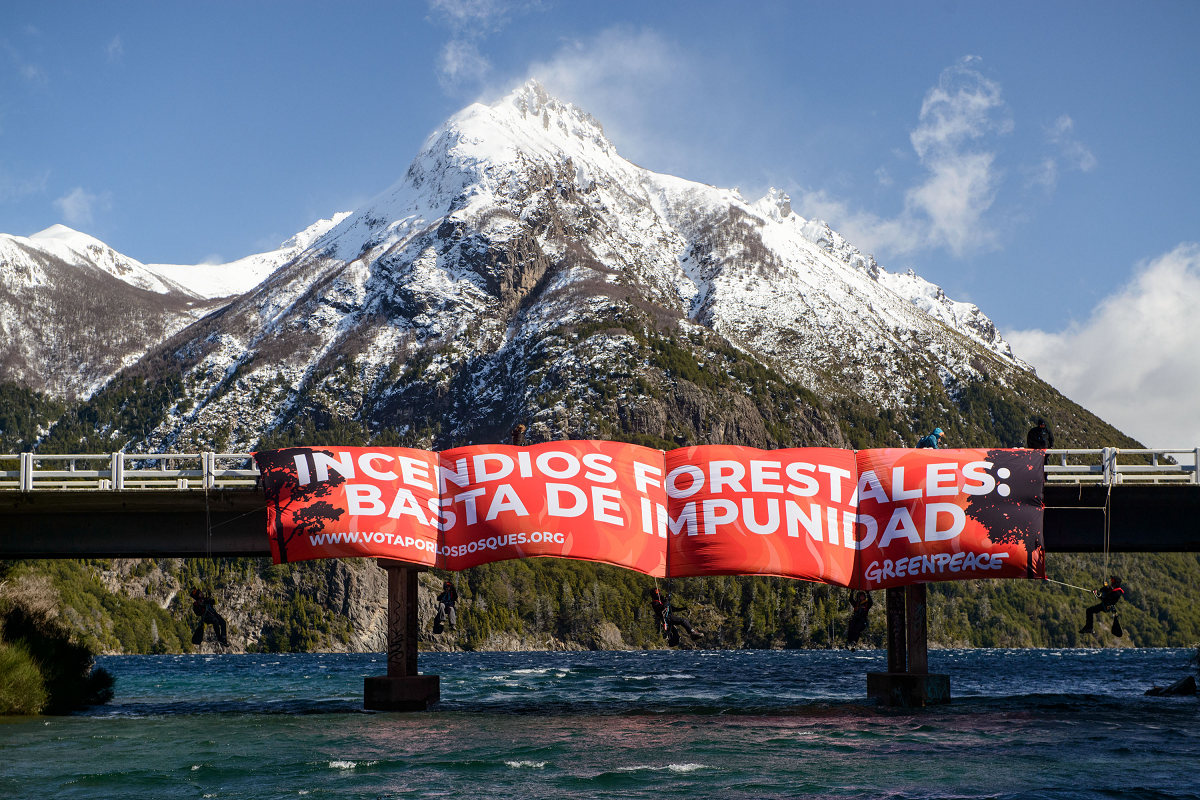Activistas de Greenpeace protestaron con un enorme cartel que desplegaron en el puente Angostura, en Bariloche. (foto gentileza)