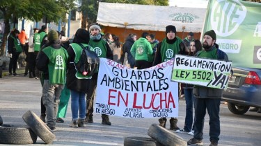 Los guardas ambientales nucleados en ATE concentran frente a la Casa de Gobierno en Viedma. Foto: Marcelo Ochoa.