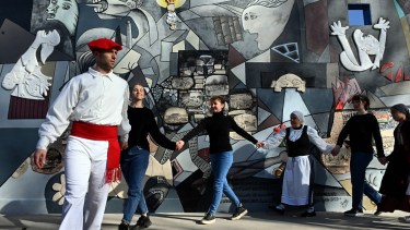 La colectividad vasca se sumó a la iniciativa municipal. Foto: Marcelo Ochoa.