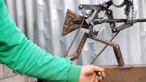 Video: el guitarrista de los Guns N´ Roses mostró la escultura de un artista de Neuquén