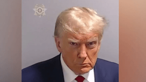 Trump se entregó a la Justicia en Georgia y le sacaron la clásica foto de los detenidos